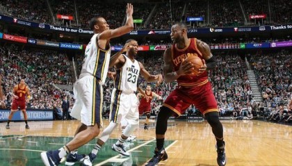  法兰克福高位逼抢战术奏效打断对手进攻节奏  