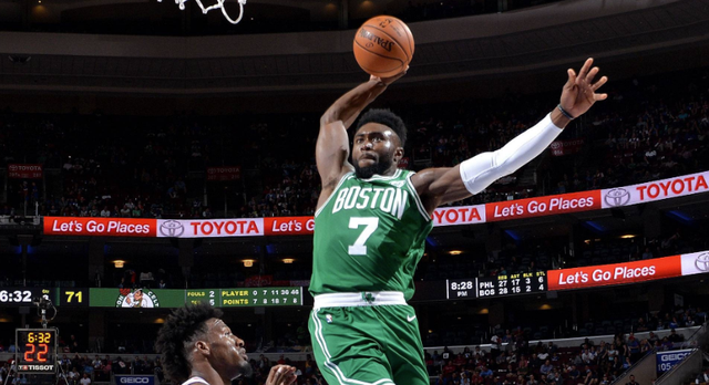  杰伦布朗末节爆发接管比赛，凯尔特人轻取魔术锁定季后赛  