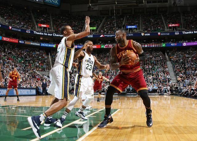  法兰克福高位逼抢战术奏效打断对手进攻节奏  